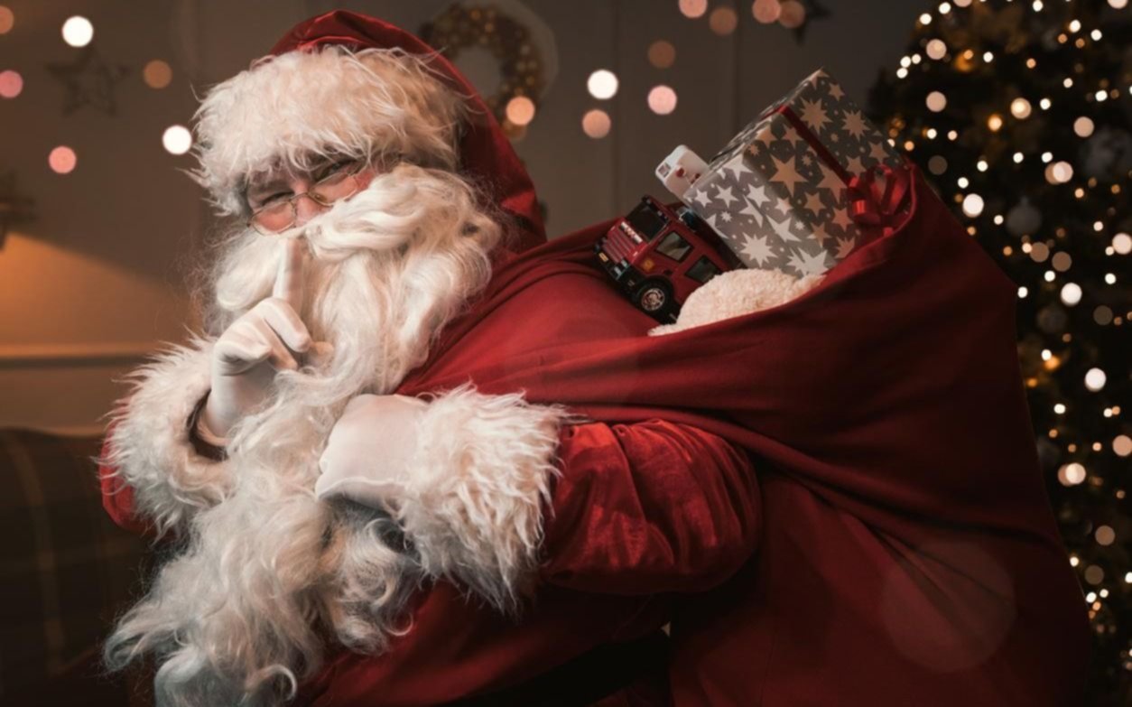 Previo a la Navidad, Papá Noel estará recibiendo cartas en el árbol de la puerta de la Municipalidad