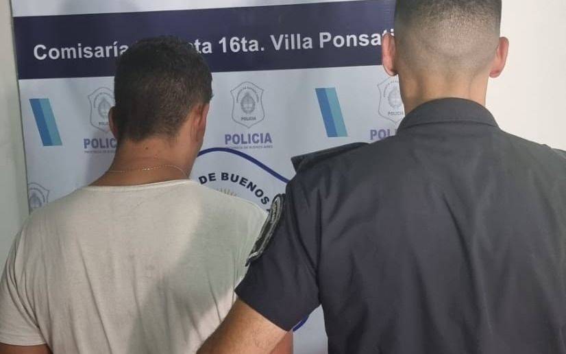 Circulaba en una moto sin patente, evadió un control y terminó agrediendo a policías en 122 y 609