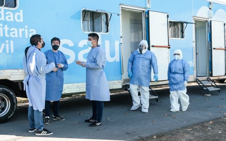 Escalada de contagios: montan puestos de testeos en plazas San Martín y Moreno