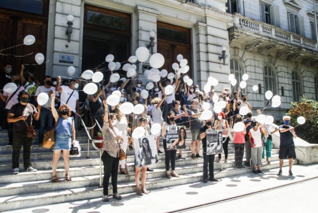 Suelta de globos para reclamar justicia por la abogada asesinada hace un año