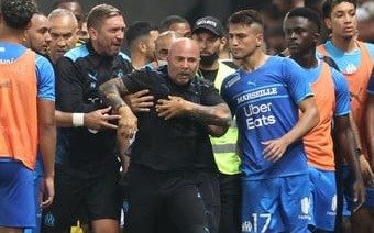 Otra vez y van: ataque de furia de Sampaoli que se sacó con un árbitro