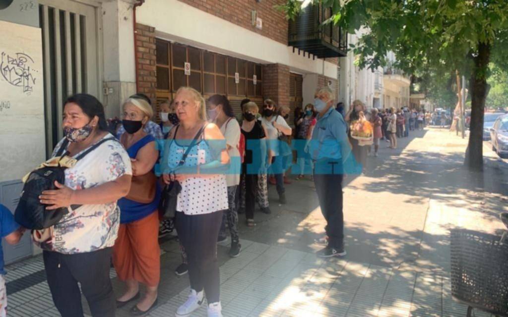 Largas colas, calor y peligro de Covid: odisea de jubilados para cobrar el bono en La Plata