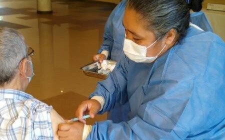 Ómicron: confirman que la tercera dosis de refuerzo aumenta la protección hasta el 80 %