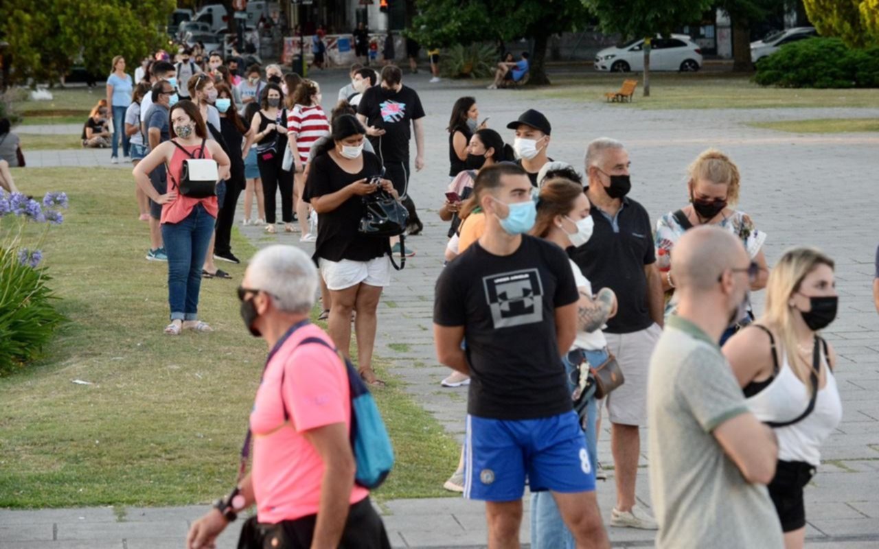 Con el rebrote de COVID en La Plata, colas de hasta 500 metros para el test antes de las Fiestas