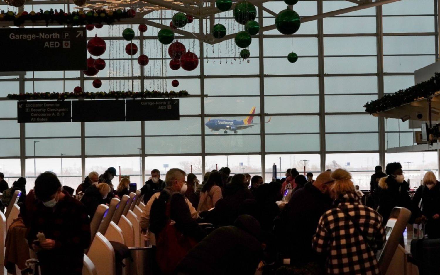 Más de 3 mil vuelos cancelados en la previa de Navidad por más contagios entre el personal
