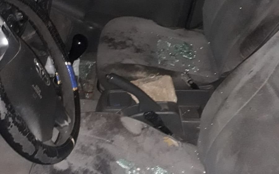 Detuvieron a un hombre y lanzaron piedras contra el patrullero: una mujer policía herida