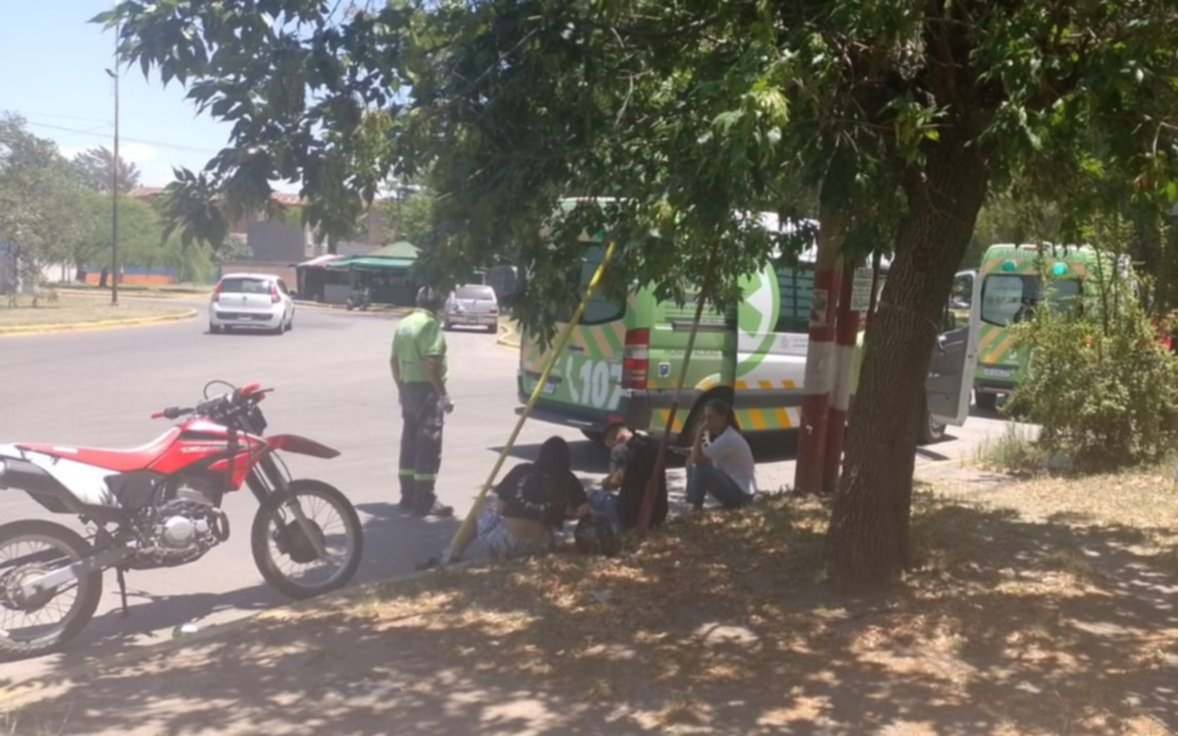 Un accidente entre un auto y una moto con dos heridos en 72 y 120