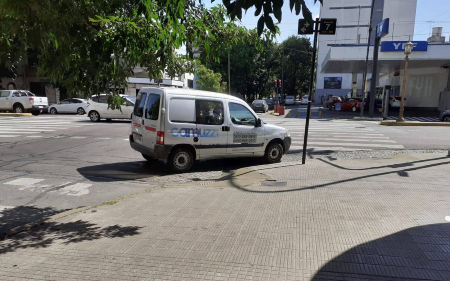 El "Estacioná donde quieras" de Navidad viene con yapa: camioneta de Camuzzifrente a rampa para discapacitados