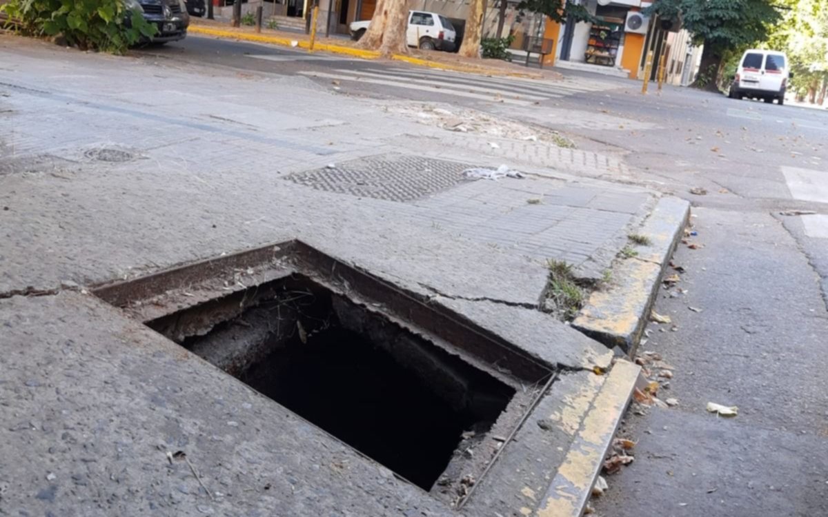 Peligro en pleno centro: desagüe sin tapa y sin seguridad