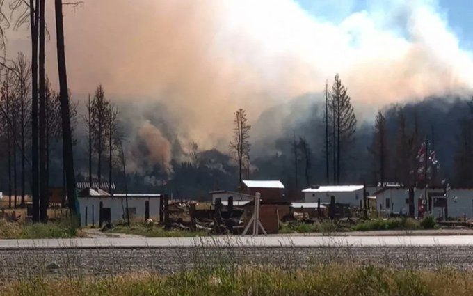 Cerca de 100 brigadistas combaten un incendio declarado en cercanías de Lago Puelo
