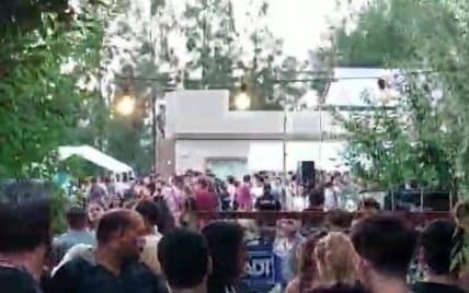 Desalojan una fiesta clandestina en City Bell con más de mil personas: imponen fuerte sanción
