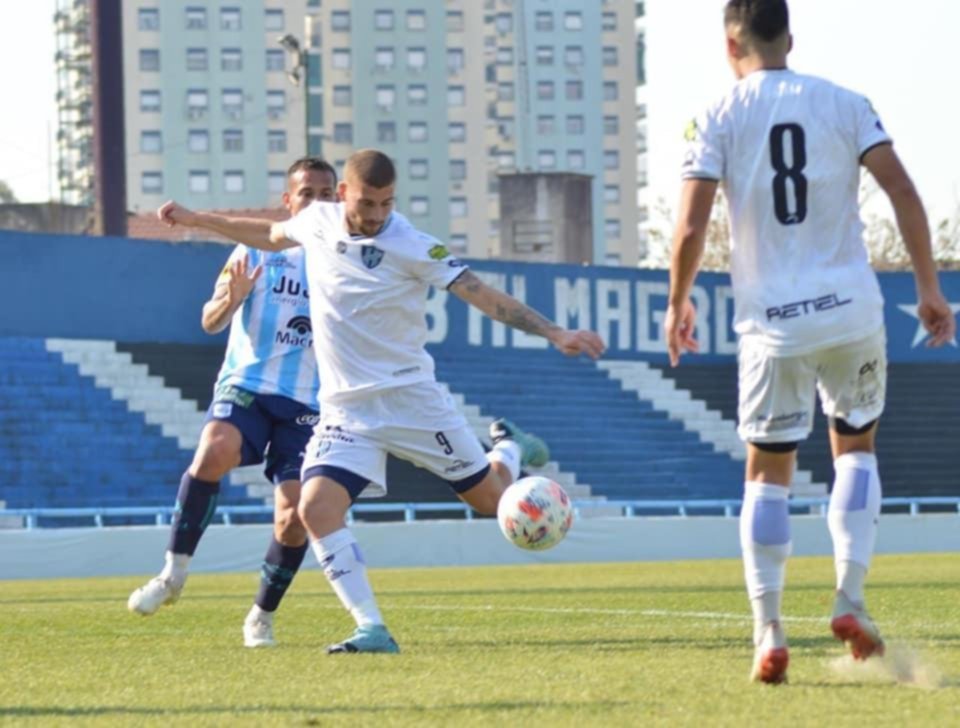 Mientras busca en ofensiva, comienza a copar el medio