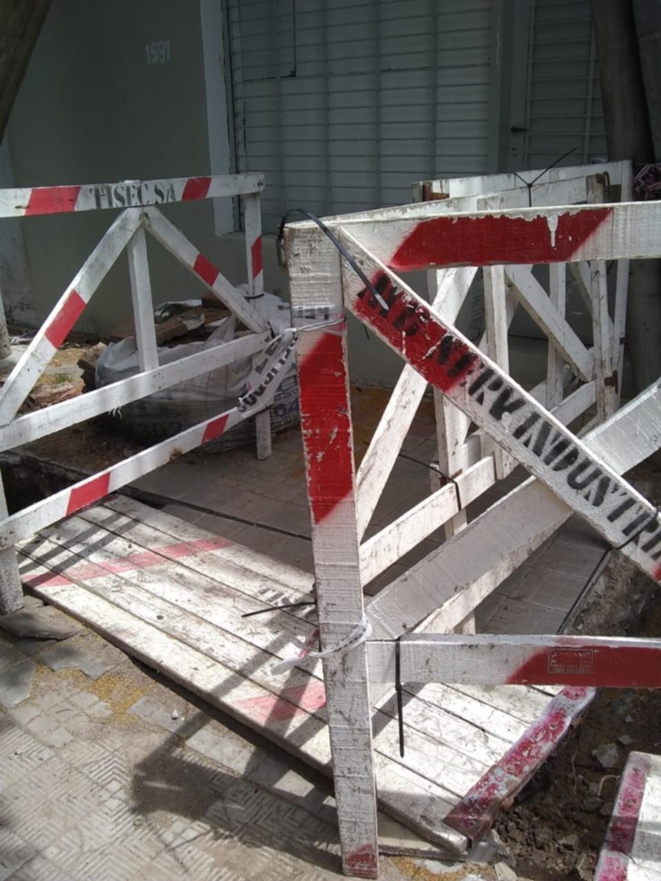 Reclamo en 4 entre 64 y 65 por una obra en la vereda