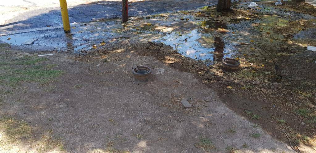 Una pérdida de agua en la zona del Parque San Martín