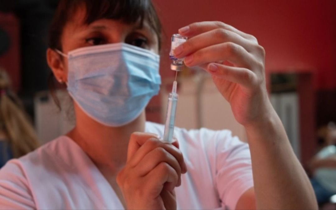 Buscan reducir a cuatro meses el plazo parar recibir la dosis de refuerzo contra el coronavirus