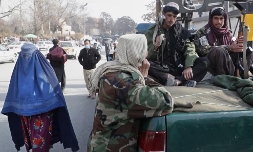 Los talibanes prohiben a las mujeres viajar solas