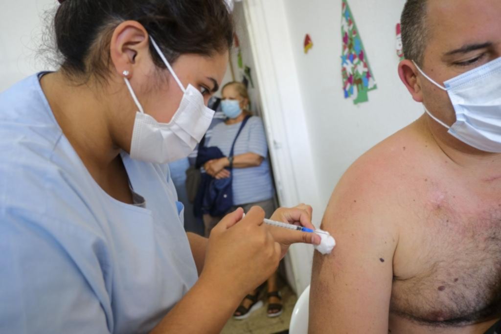 Dosis de refuerzo: resuelven acelerar su aplicación