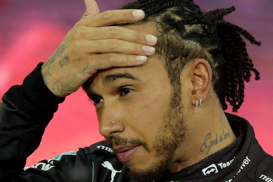 Hamilton deshoja la margarita deprimido y en absoluta reserva