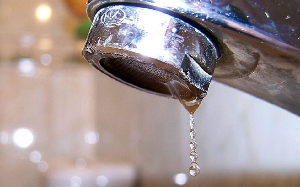 Vecinos organizan protestas en los barrios platenses por la falta de agua