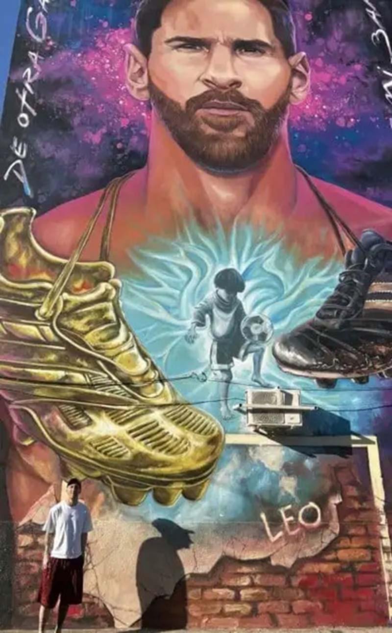 Messi, más natural que nunca, en un mural suyo de Rosario