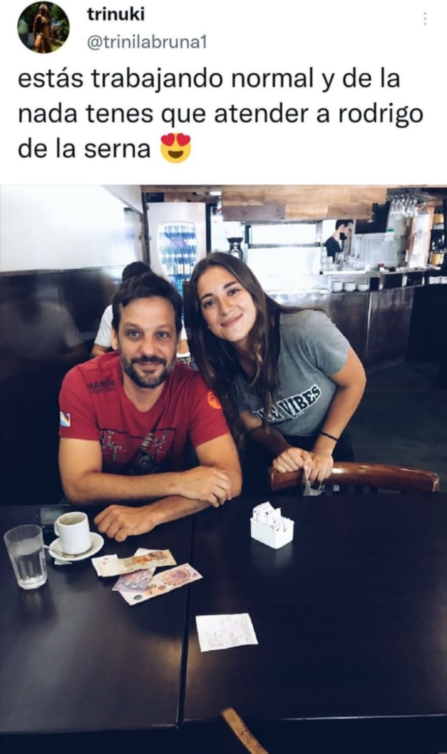 Una moza se sacó una foto con Rodrigo de la Serna,  mostró la propina que le dejó y llovieron comentarios