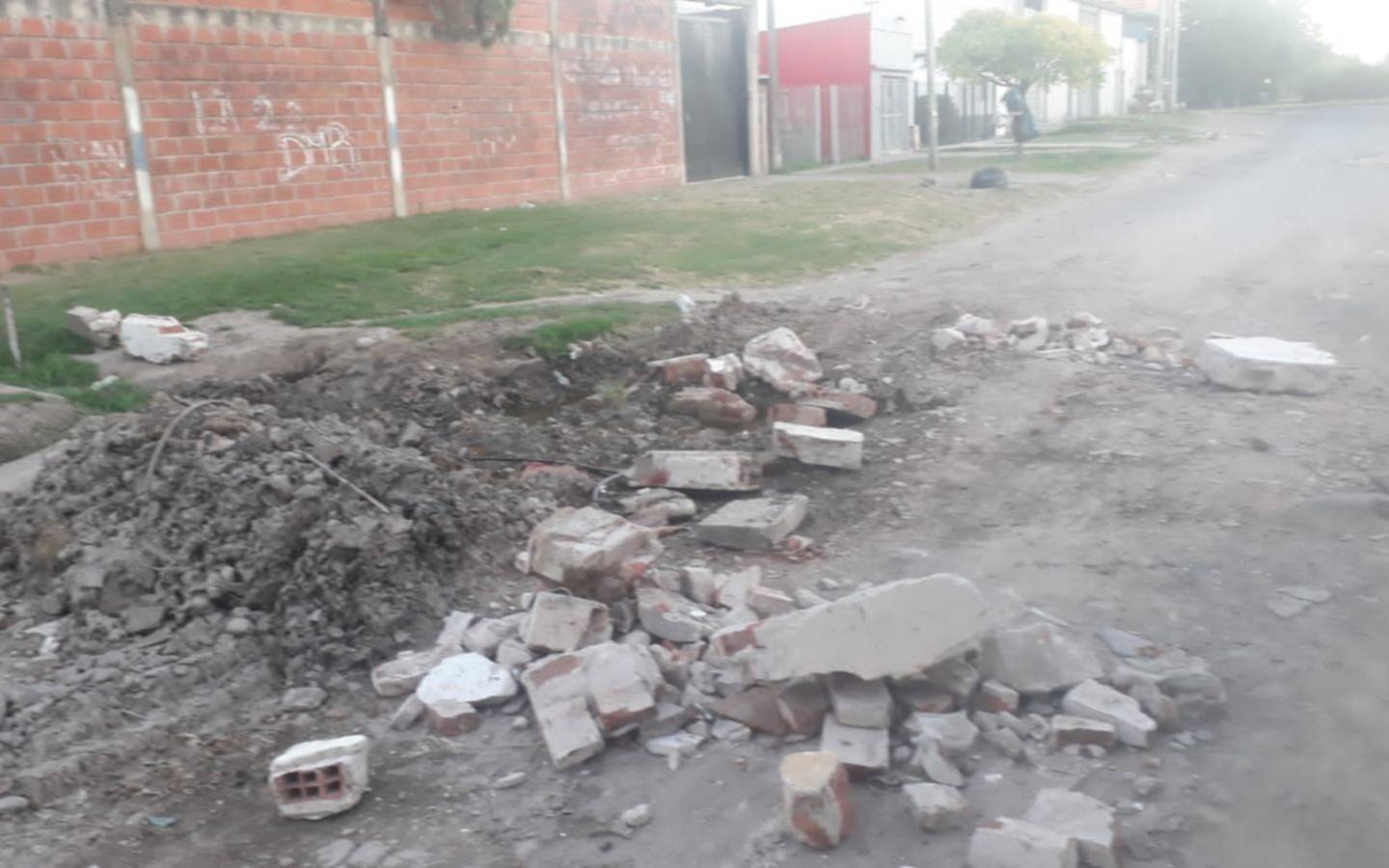 Una calle en mal estado y hartazgo vecinal en Los Hornos