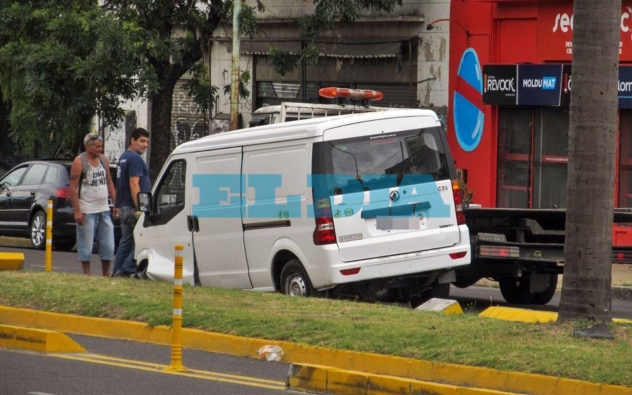 Una combi se llevó puesta una bicisenda de diagonal 74 y 57