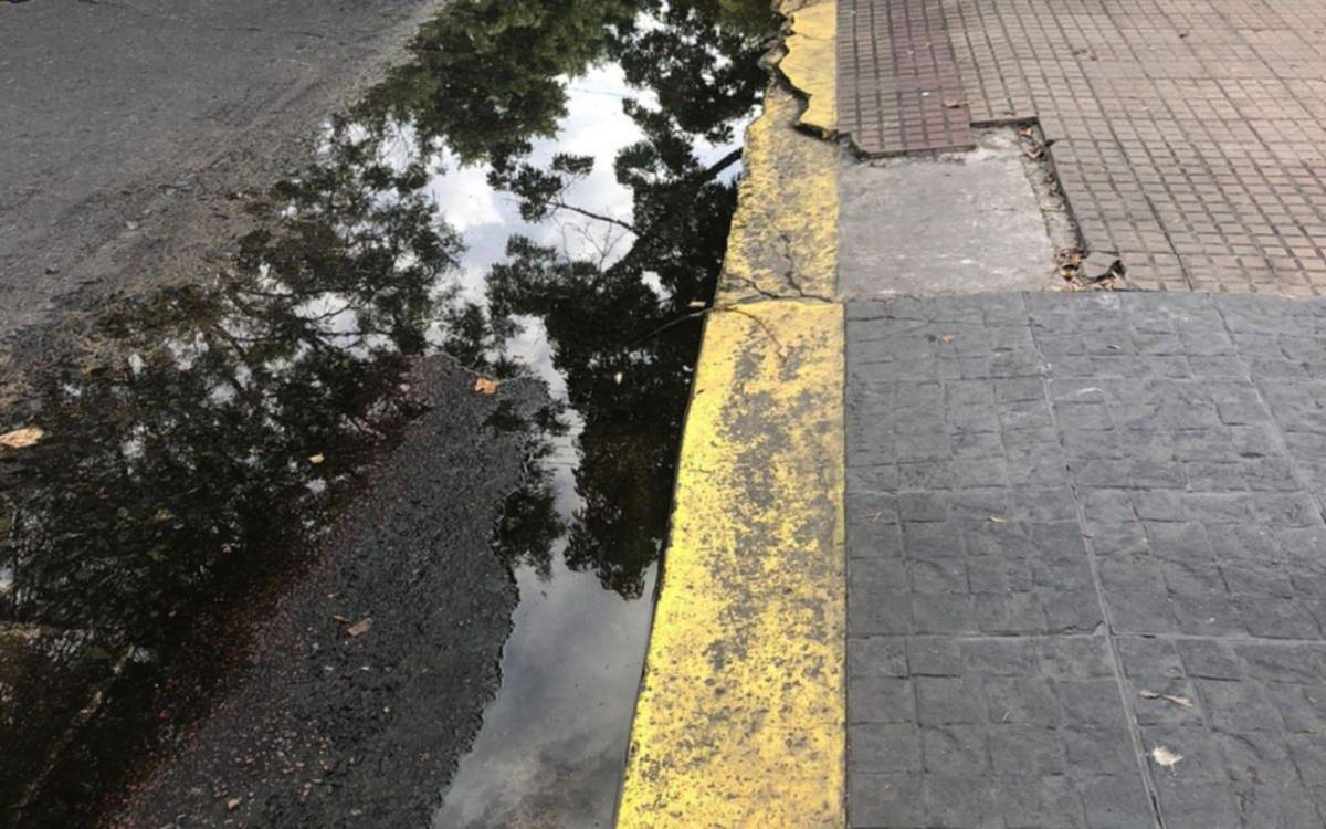 Mientras en los barrios falta agua, las pérdidas copan las calles de La Plata