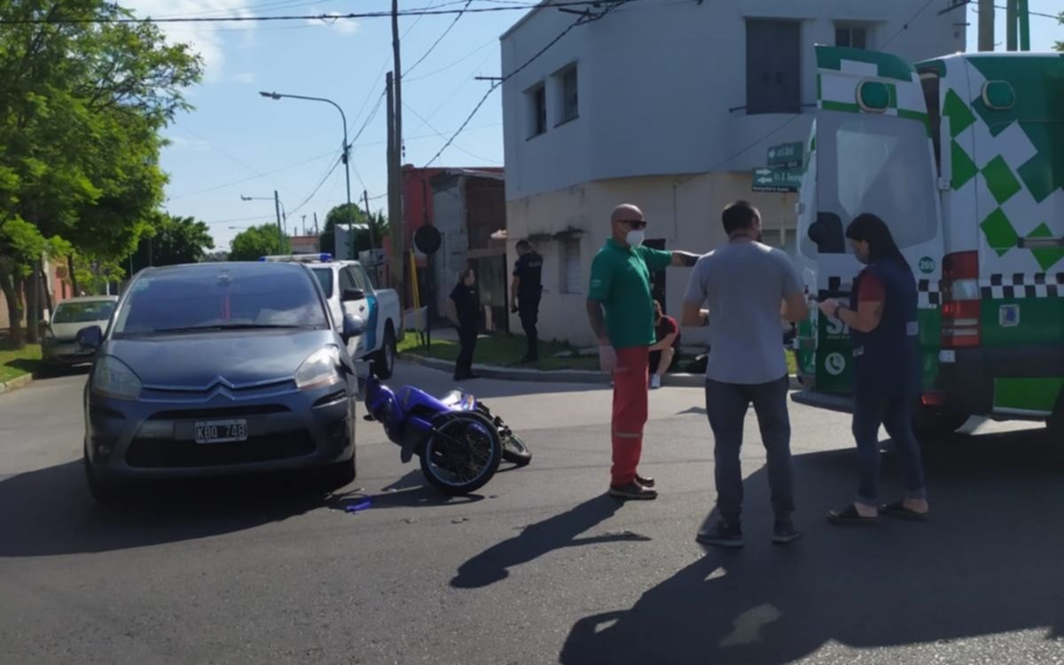 Terrible choque entre un auto y una moto dejó un herido en Ensenada