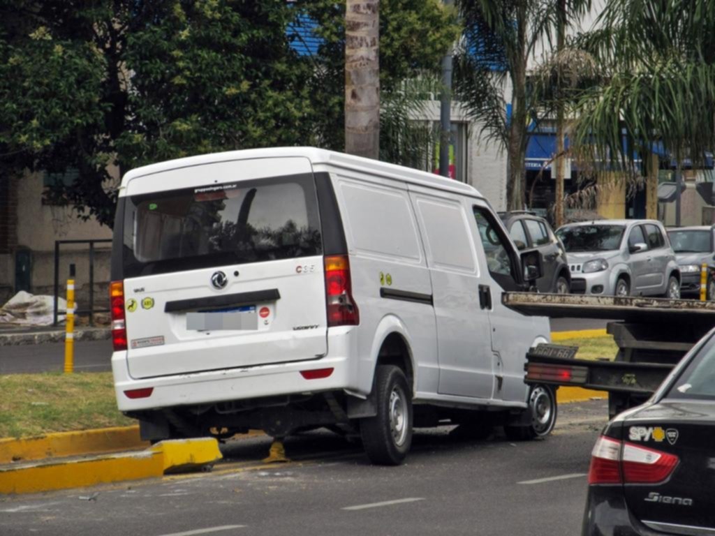 Camioneta chocó contra bloques de una bicisenda