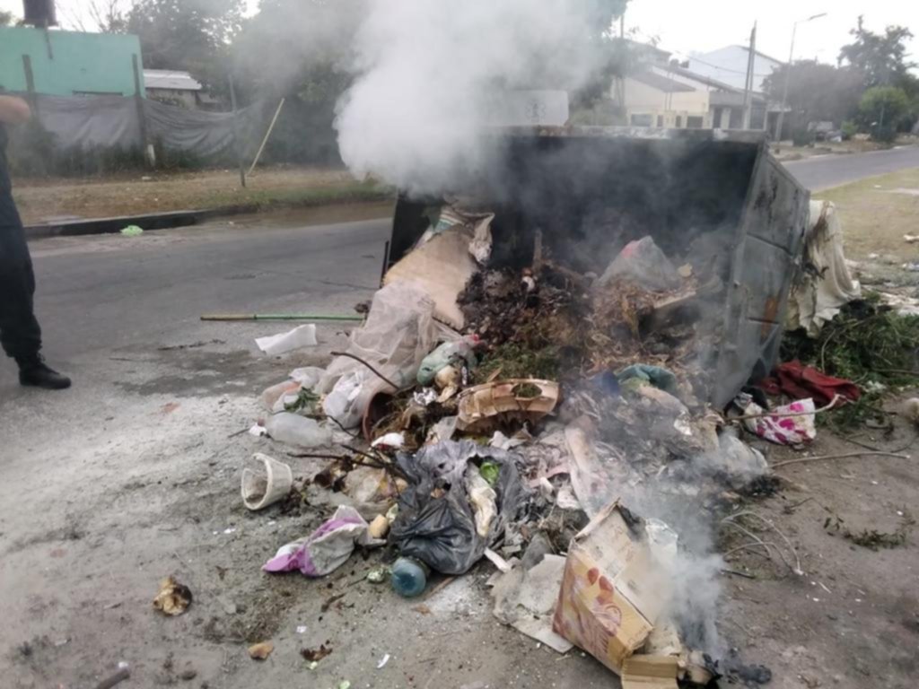 Contenedores cargados de basura afectan a un barrio