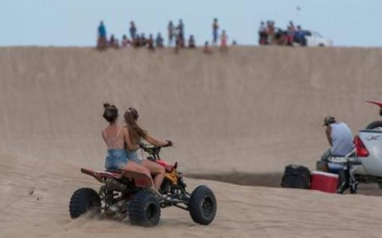 Una joven de 25 años murió al volcar su cuatriciclo en Pinamar: viajaba sin casco