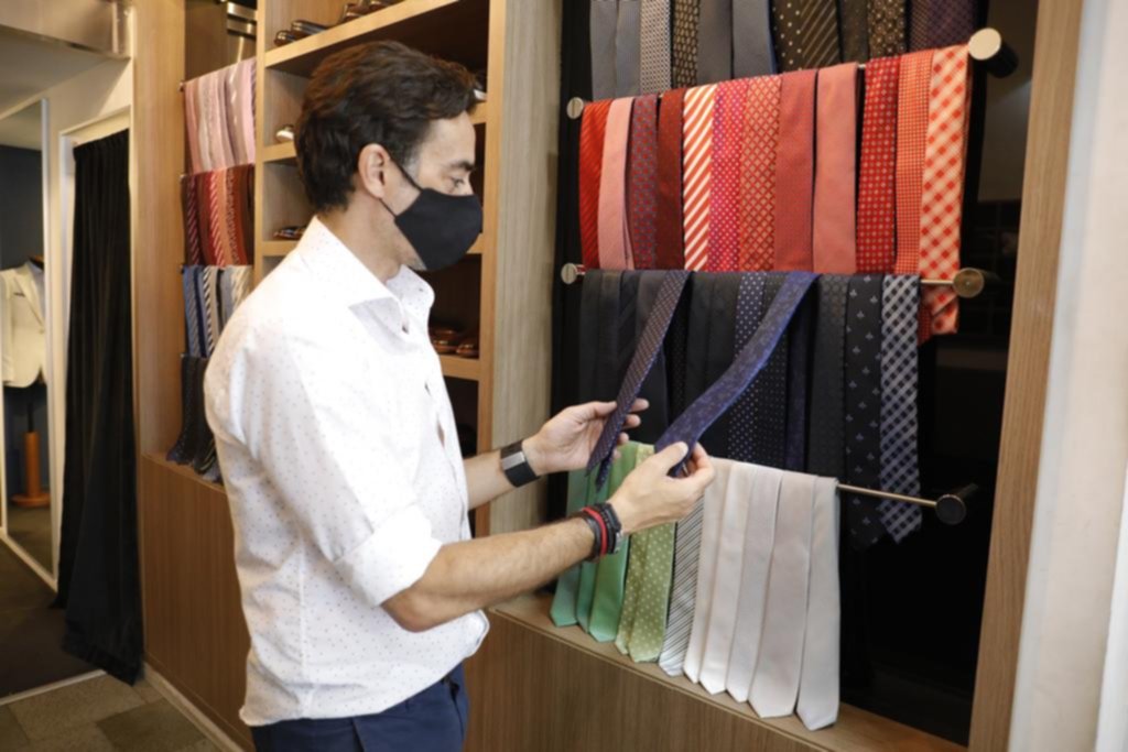 La corbata revive en las fiestas: auge entre los jóvenes y “out” en la oficina