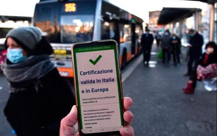 Drástica medida de Italia: los que no se vacunaron no podrán viajar en micro ni ingresar a restaurantes