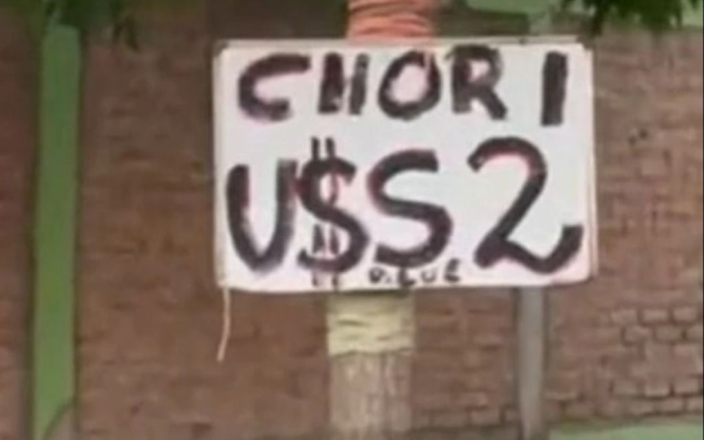 Un parrillero se cansó de modificar los precios y ahora vende “un chori a dos dólares”