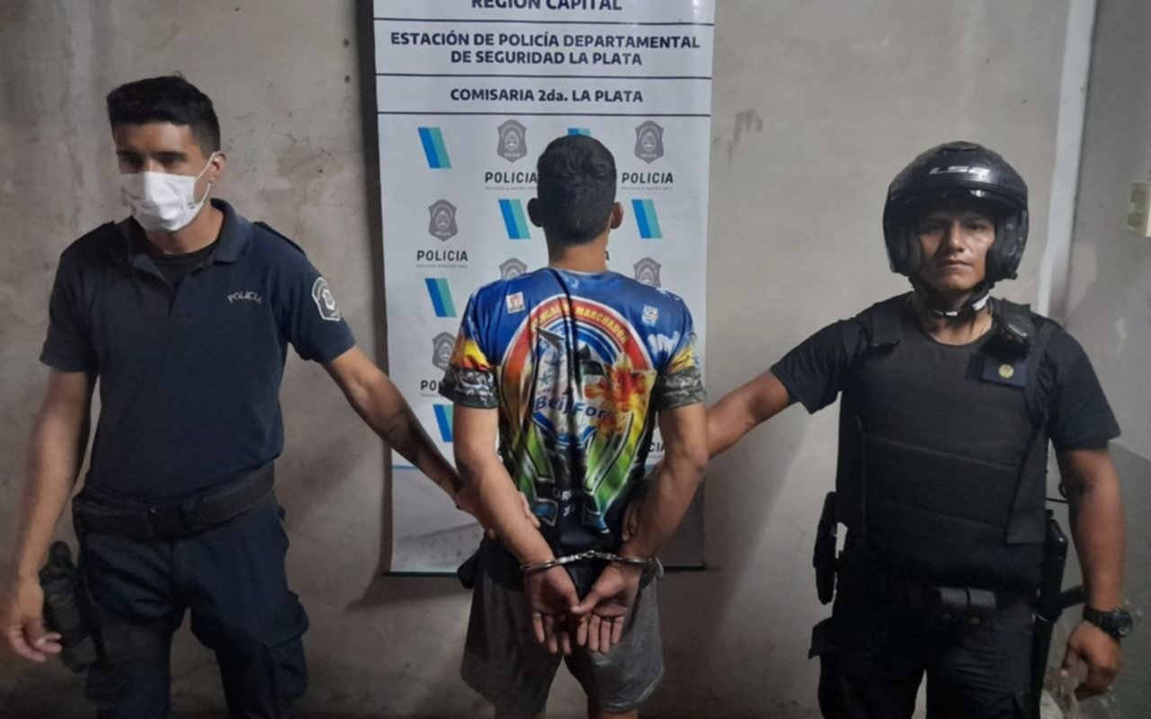 Ladrón intentó forzar el candado de una moto y fue aprehendido en diagonal 74 y 4