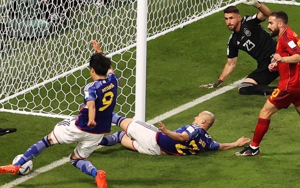 Ni el VAR la vio: ¿Salió, no? La jugada del segundo gol de Japón ante España y que dejó afuera a los alemanes