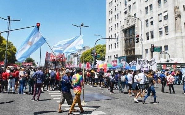 Alberto Fernández recibió a líderes de movimientos sociales: ¿marcha atrás con la baja de planes?