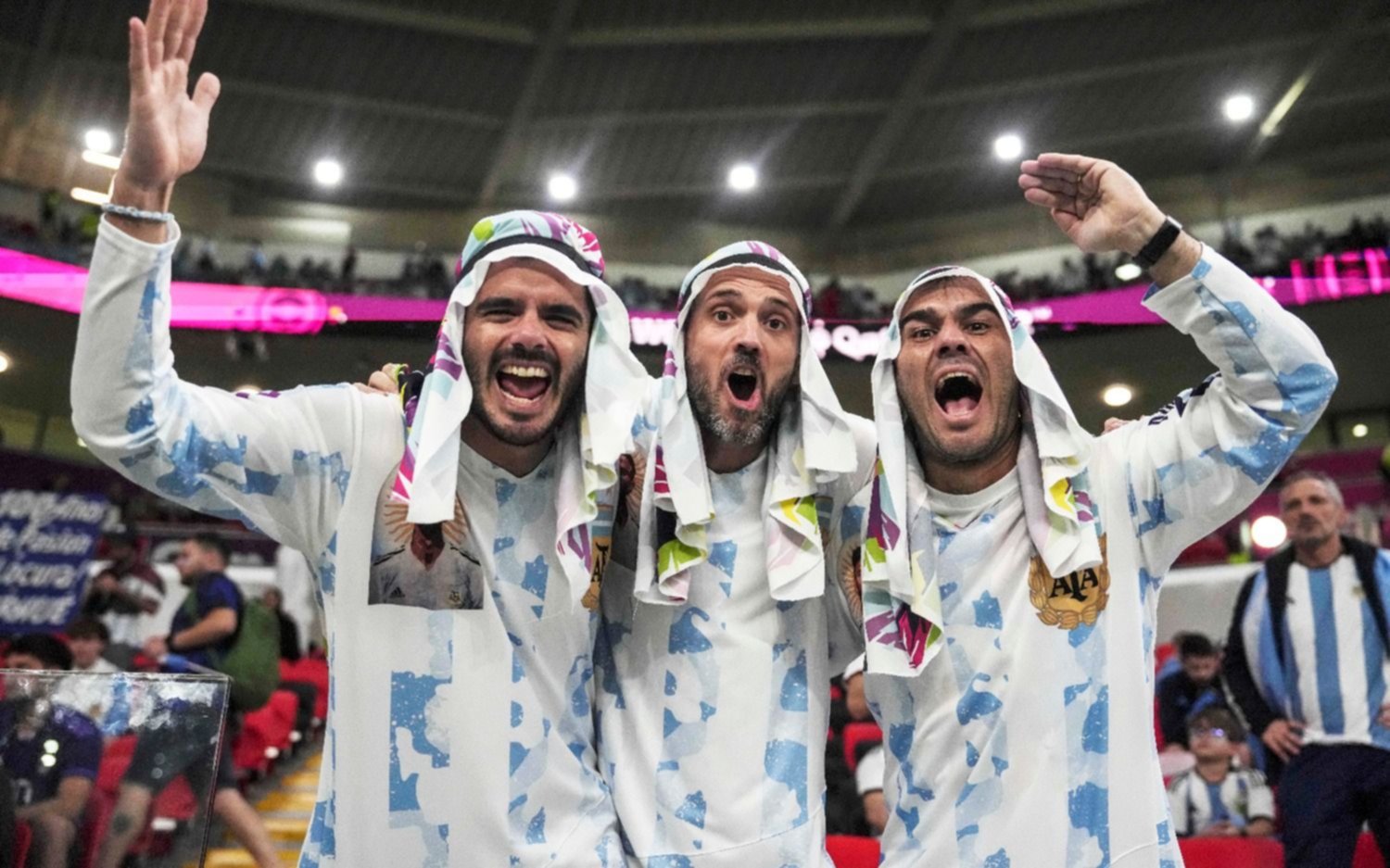EN FOTOS.- Todo el color del choque Argentina-Australia en Qatar