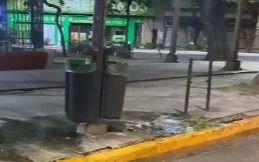 Un caño roto en una plazoleta, preocupa a los vecinos del Centro