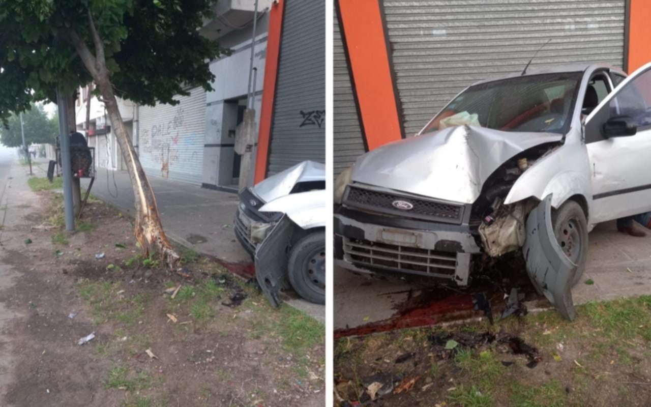 Mala maniobra: perdió el control de su auto, chocó contra un árbol y terminó arriba de la vereda