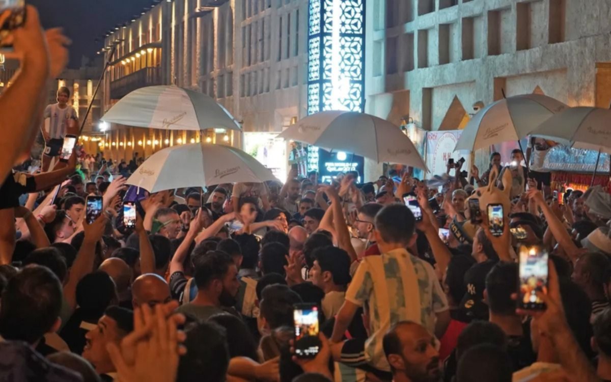 El restaurante más futbolero de Qatar que desborda de argentinos, entre ellos muchos platenses