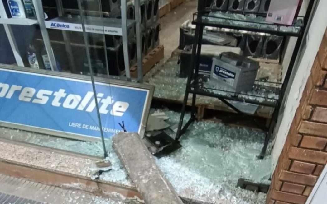 Con una viga: rompió el vidrio de un negocio en Av. 7 con intención de robar y lo detuvieron