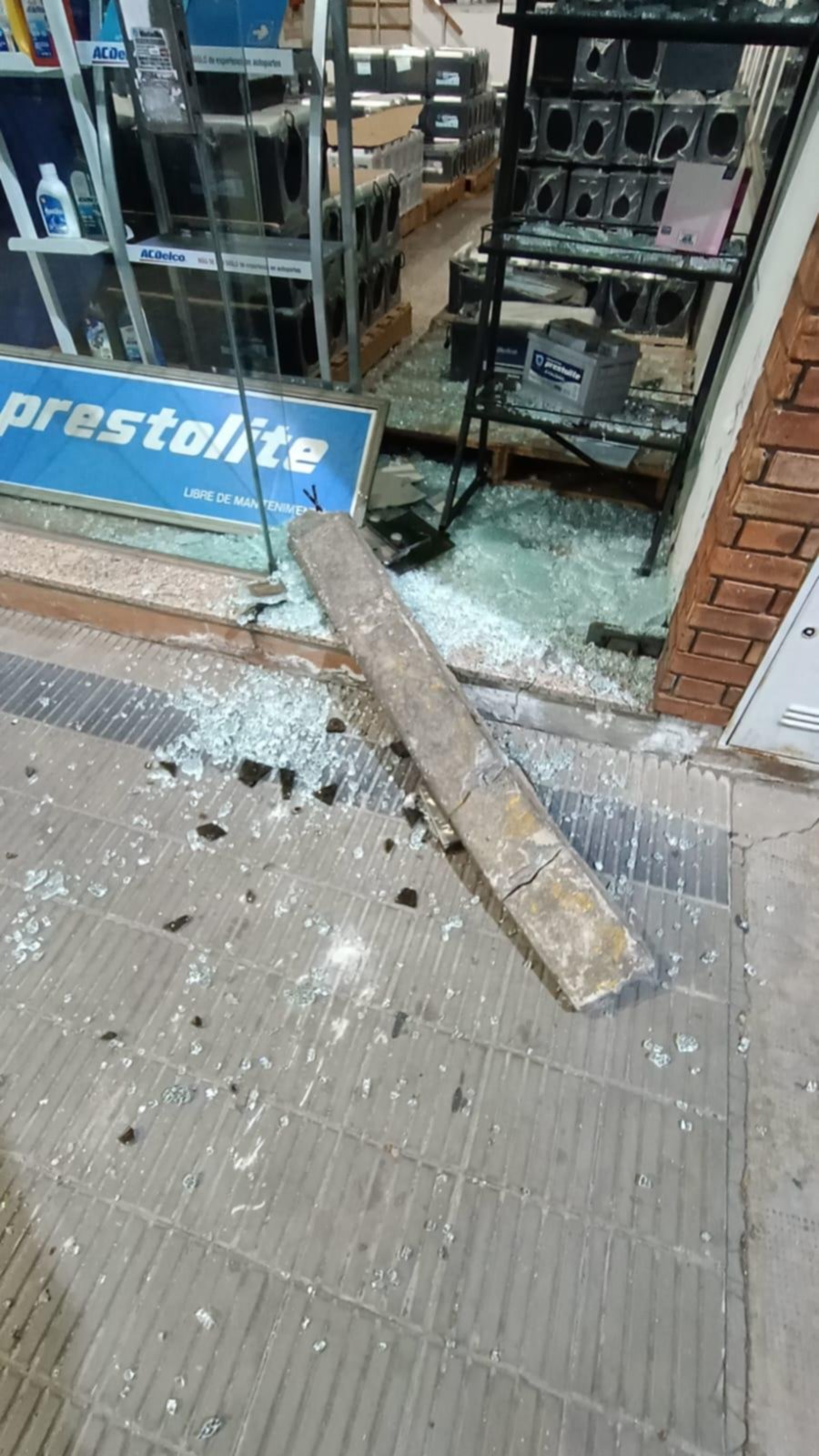 Rompieron un paño de blindex con una viga
