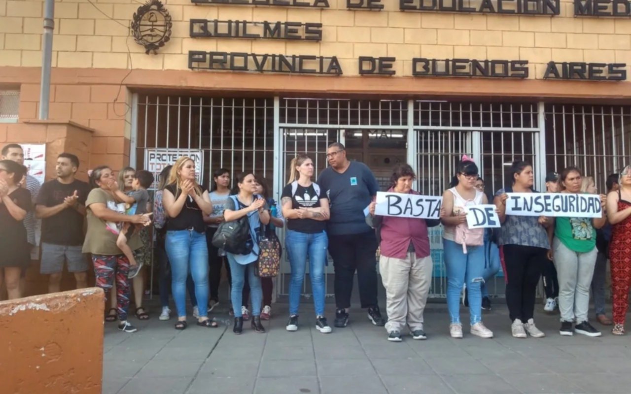 Piden "Basta de inseguridad" en escuela de Quilmes