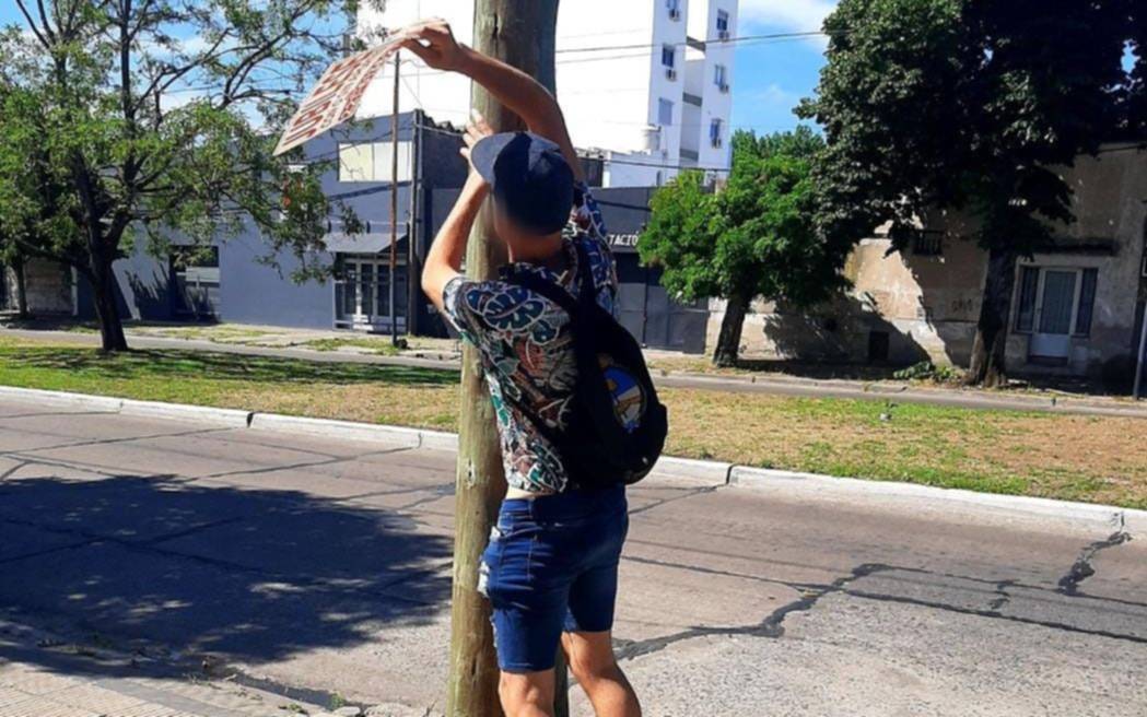 “El alemán”, el platense que rompe carteles en la vía pública por la "contaminación visual"