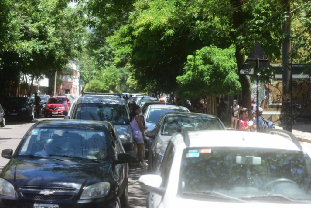 Doble fila sin freno en las escuelas de la Ciudad