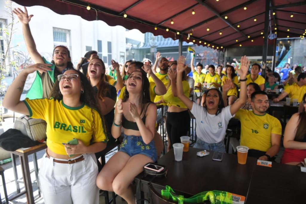 Los torcedores brasileños festejaron la goleada en los bares del Abasto