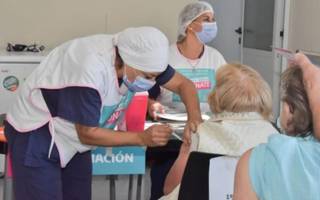 Dr. De Battista: "Hay vacunas contra el Covid para todos, no hay faltante de dosis"