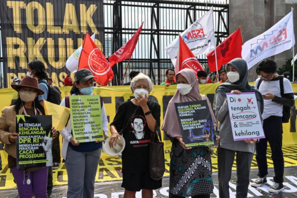 Cárcel a los adúlteros: polémica reforma en Indonesia